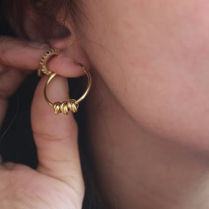 Knot hoops